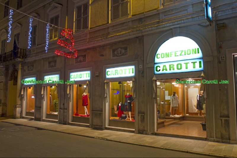 CONFEZIONI CAROTTI JESI- Moda curvy e plus size-Abbigliamento-vendita al  dettaglio a Jesi, Ancona Marche, Vestiti ed accessori uomo e donna, sposo e  sposa, abbigliamento elegante da cerimonia e giovane, moda classica e