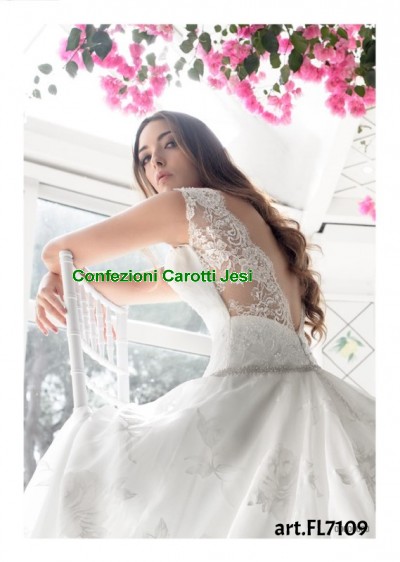 SPOSI-CONFEZIONI CAROTTI JESI-SPOSA e SPOSO, Corso Matteotti, 46 a Jesi, in Provincia di Ancona, nelle Marche, vestiti uomo e donna eleganti da cerimonia, taglie comode e slim, abbigliamento taglie forti, calibrate e conformate, moda giovane.   