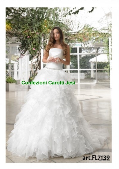 SPOSI-CONFEZIONI CAROTTI JESI-SPOSA e SPOSO, Corso Matteotti, 46 a Jesi, in Provincia di Ancona, nelle Marche, vestiti uomo e donna eleganti da cerimonia, taglie comode e slim, abbigliamento taglie forti, calibrate e conformate, moda giovane.    